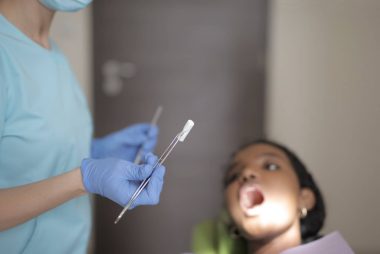 Ukruszony ząb po leczeniu kanałowym